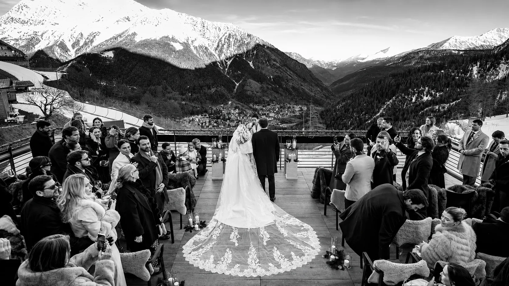 Cerimonia in alta quota, sposi e ospiti tra le montagne — bianco e nero